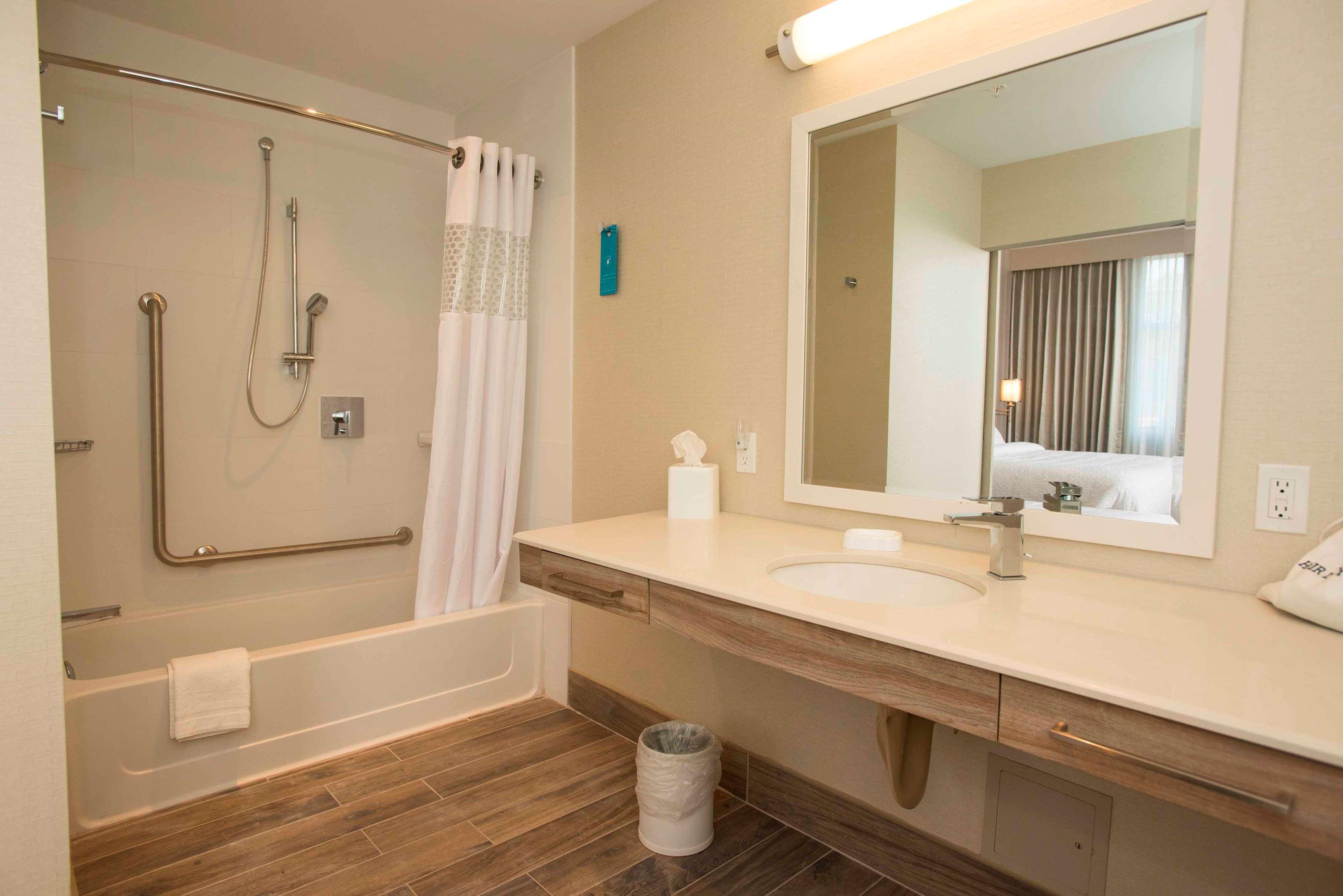 Hampton Inn & Suites By Hilton ת'אנדר ביי מראה חיצוני תמונה